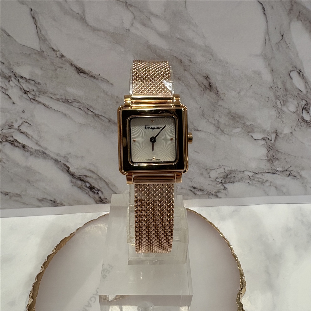 【Ferragamo フェラガモ】スクエアSFBY00219のご紹介〈junksルクア大阪・梅田〉