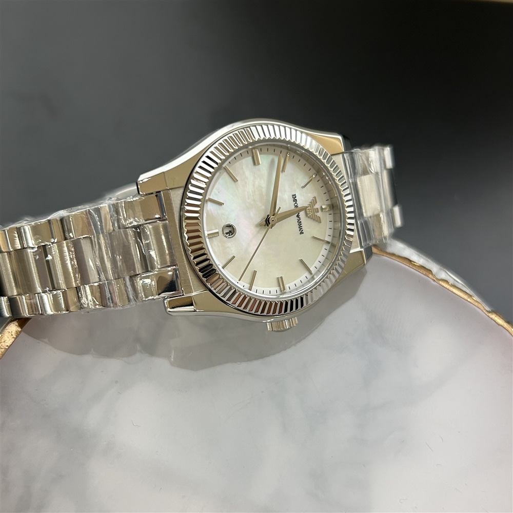 【EMPORIO ARMANI】ホワイトに文字盤が輝くステンレスのレディースウォッチのご紹介〈junks ルクア大阪店・梅田〉