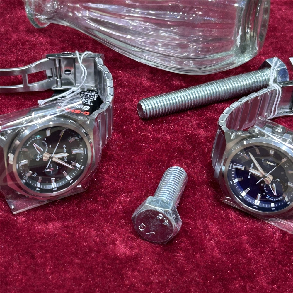 【G-SHOCK】アナログでフルメタル仕様 青と緑の文字盤が綺麗かつl鮮やかに光輝く腕時計のご紹介〈junks ルクア大阪店・梅田〉