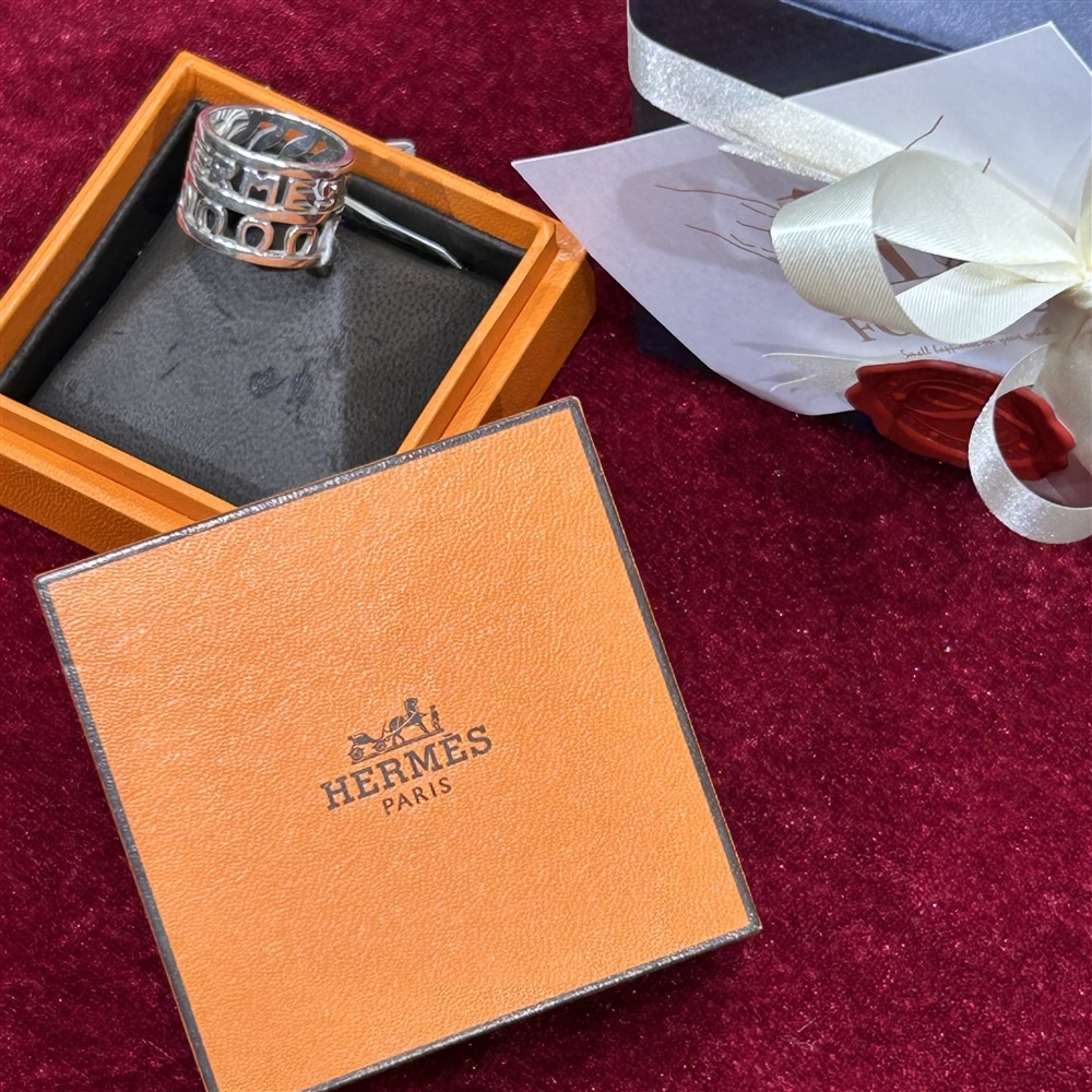 【Vintage HERMES】馬蹄やロゴの透かし彫りデザインが特徴的なシルバーリング 「カンパーニュリング」のご紹介〈junks ルクア大阪店・梅田〉