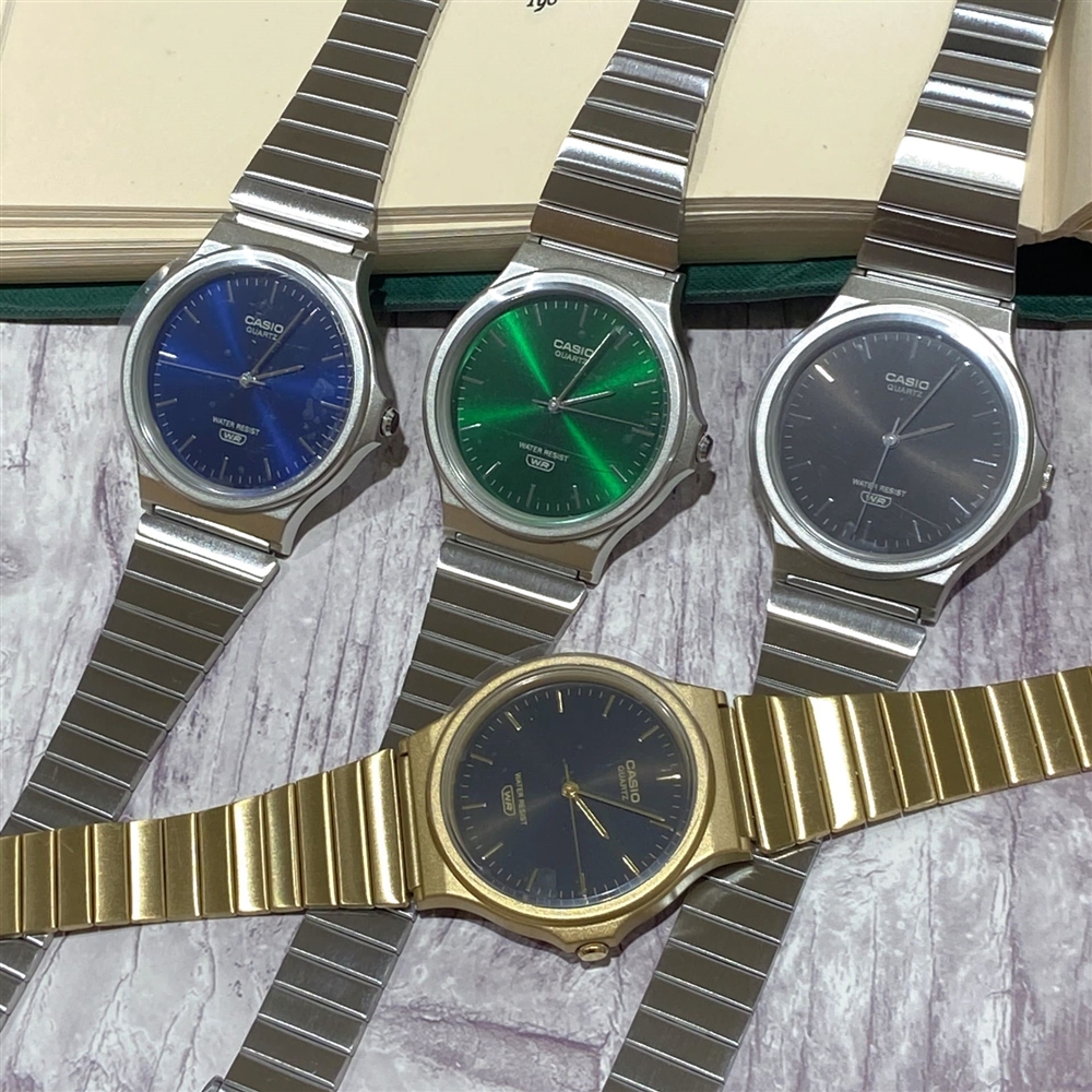 【CASIO】メタリックでシンプルなのが可愛い...。