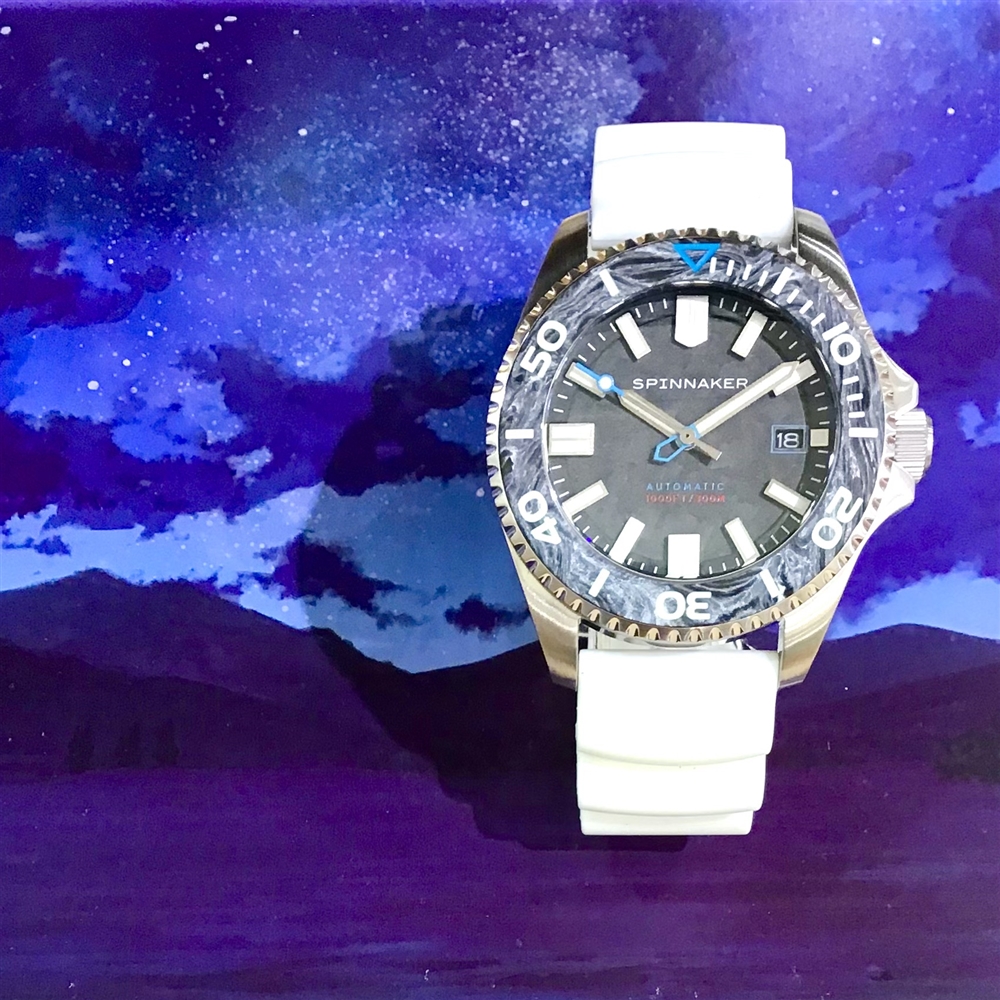 【SPINNAKER】300M防水のルミナスカーボン×ダイバーズウォッチ★