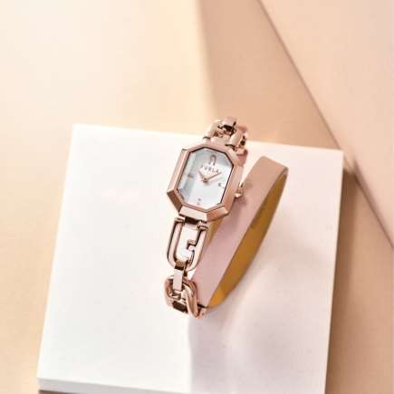八角形ケースがジュエリーのように煌く【FURLA】新作＆ノベルティプレゼント！