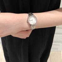 【xC】女性の肌を美しく見せてくれる腕時計