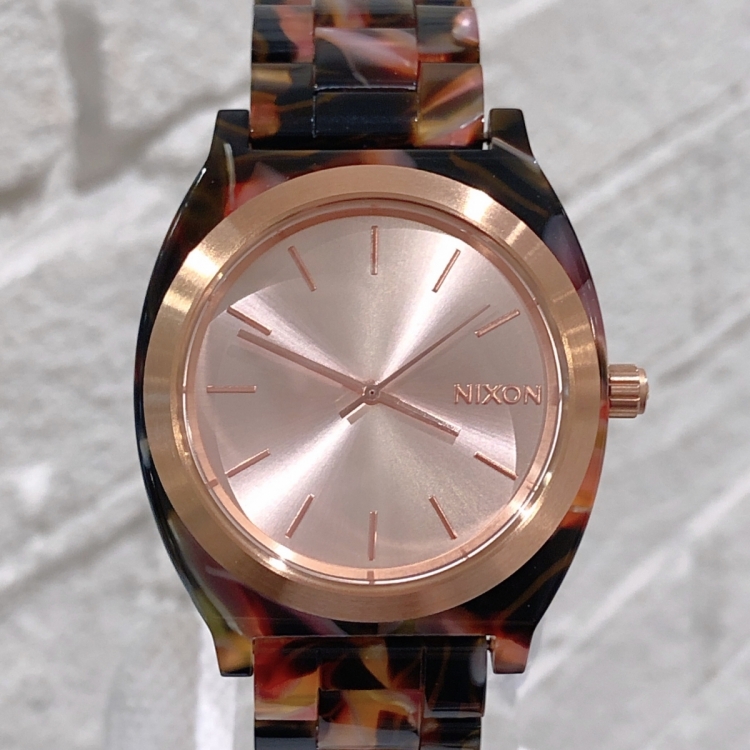 NIXON ワンポイントとしても主役としても使えるレオパード柄腕時計レディース可