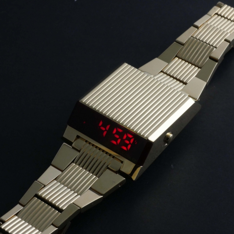 美品　■BULOVA　腕時計　デジタルクォーツコンピュートロン　シルバー